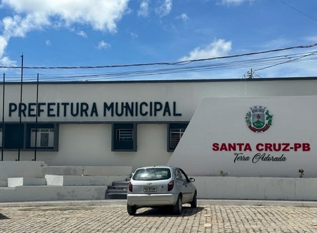 Mulher é levada à delegacia após jogar lixo na calçada da Prefeitura Municipal de Santa Cruz