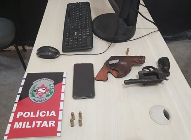 Arma de fogo é apreendida pela Polícia Militar durante blitz em Cajazeiras