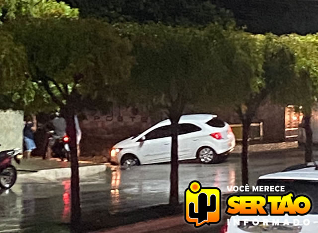 Carro fica atolado em buraco no bairro Estreito, na cidade de Sousa