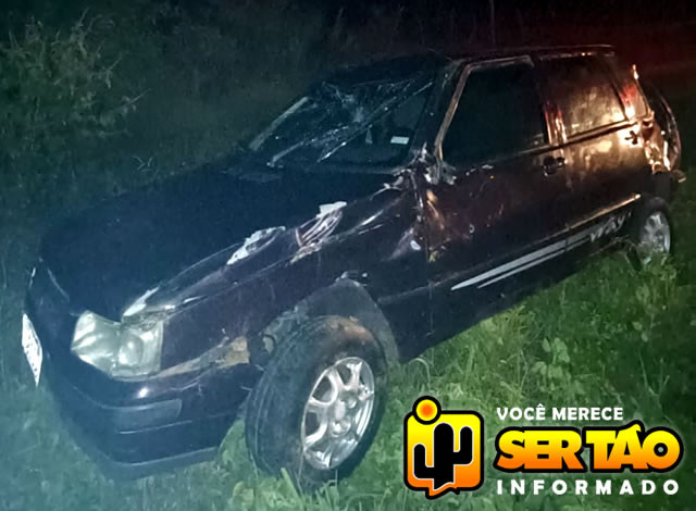 Jovem fica ferida após desviar de animais e tombar carro na região de Sousa