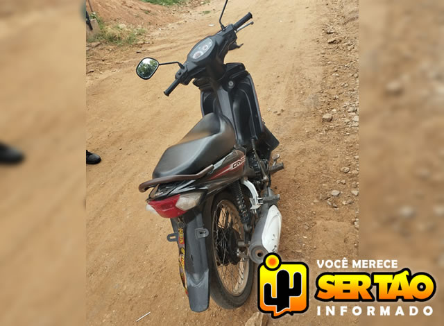 Adolescentes são levados à delegacia após serem flagrados conduzindo moto na cidade de Uiraúna