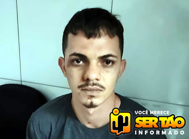 Jovem acusado de roubos e porte ilegal de arma de fogo é preso pela Polícia Militar, em Aparecida