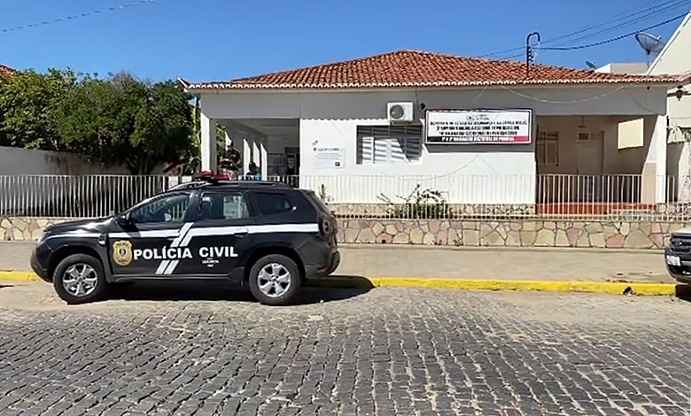 Policiais Civis apreendem arma e prendem suspeito de violência doméstica, em Pombal