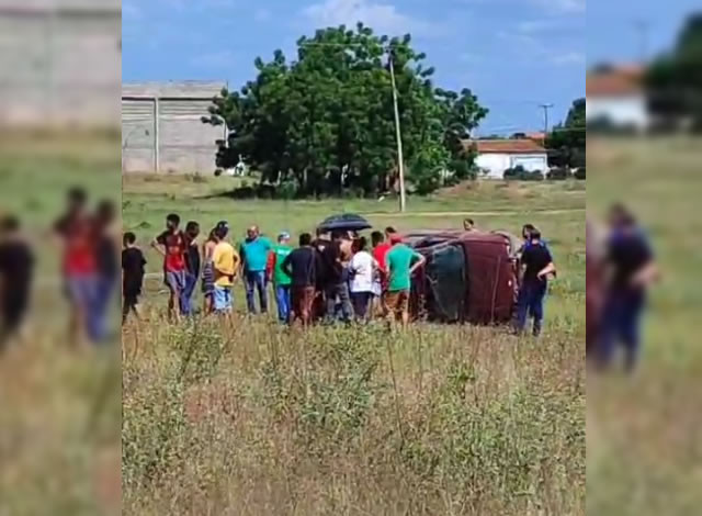 Jovem fica ferido após capotar carro na BR-230, em Sousa