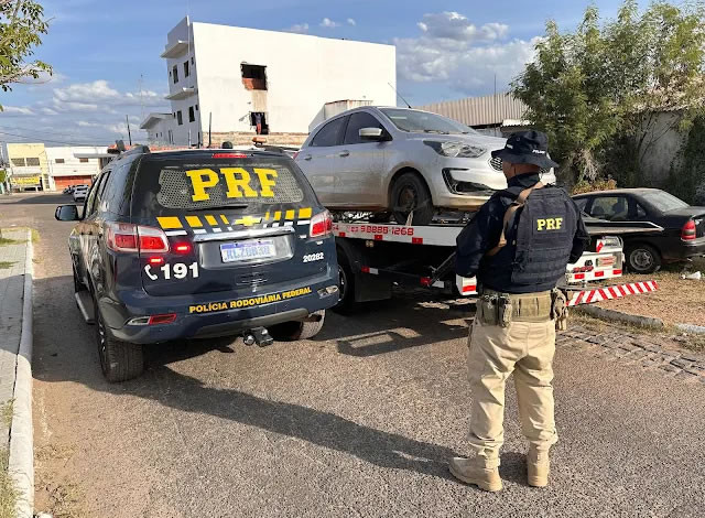 PRF recupera carro com registro de apropriação indébita na cidade de Sousa