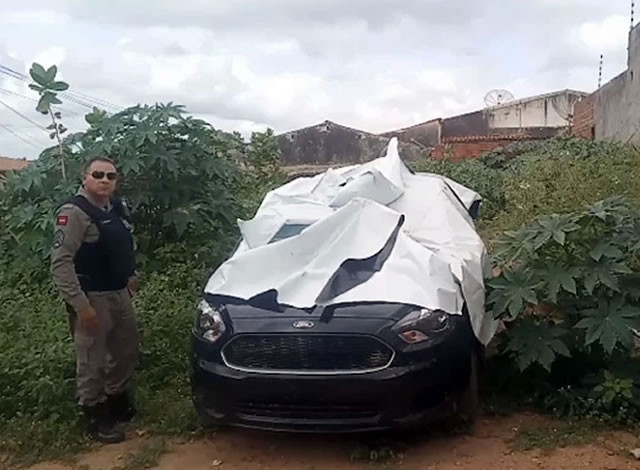 Polícia Militar recupera carro que havia sido furtado de residência, em Cajazeiras