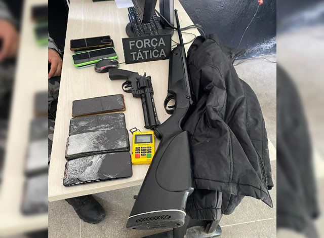 Polícia Militar prende acusado de roubo e apreende simulacro de arma de fogo e celulares, em Cajazeiras
