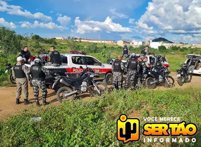 Polícia Militar age rápido e apreende arma de fogo, e recupera moto roubada, em Cajazeiras