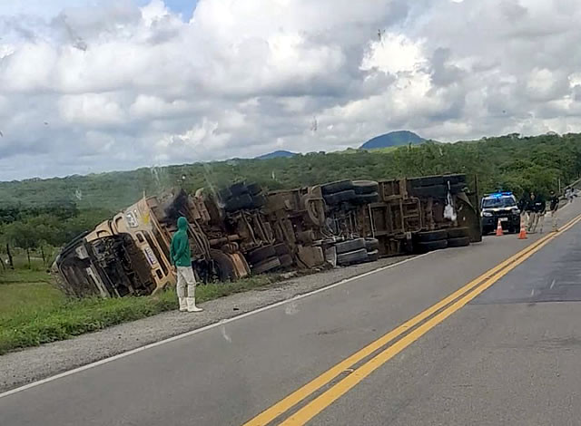 Carreta que transportava algodão tomba às margens da BR-230, em Pombal