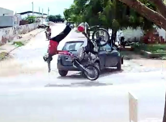 VÍDEO: Mototaxista fica ferido após colidir em carro na cidade de Sousa
