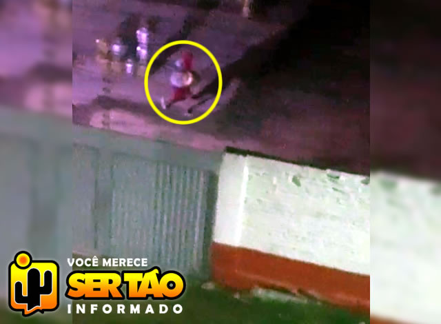 VÍDEO: Gatuno é flagrado praticando furto em depósito de gás na cidade de Sousa