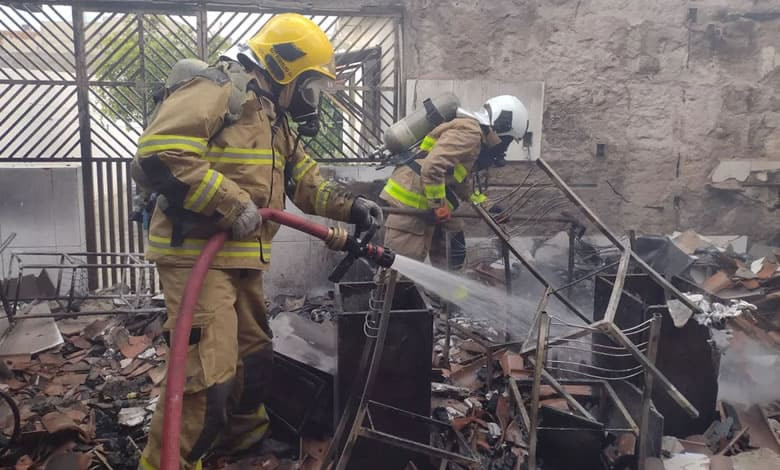 VÍDEO: Incêndio atinge casa paroquial e destrói cozinha em São Mamede; imagens sacras ficaram intactas