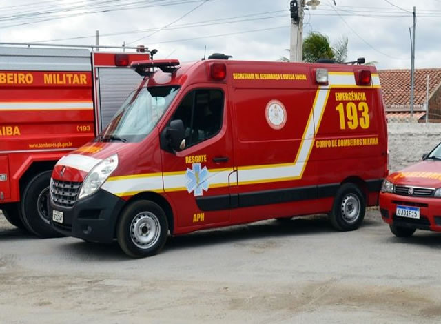 Bombeiros são acionados para capturar cobra em residência no Centro de Sousa