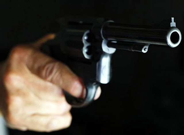 Mulher tem celulares e dinheiro roubados por bandido armado na zona rural de Aparecida