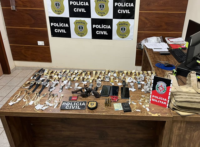 Polícias Militar e Civil apreendem arma de fogo e recuperam produtos roubados, em São Bento