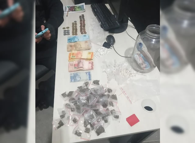 Polícia Militar desarticula ponto de tráfico de drogas em casa abandonada na cidade de Cajazeiras