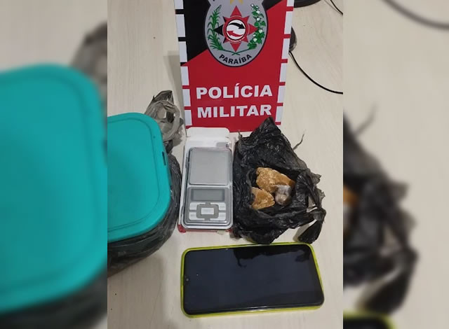 Mulher é detida após tentar fugir de abordagem e ser flagrada com droga, em Uiraúna