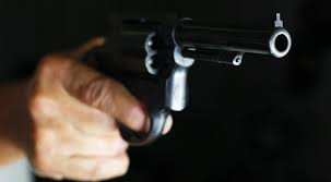 Homem arromba residência e usando arma de brinquedo pratica roubo na cidade de Cajazeiras