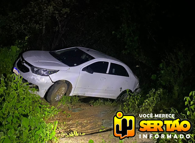 Carro perde controle e desce barranco na BR-230, entre Aparecida e Pombal