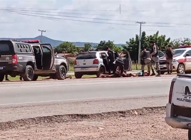 Polícia Militar apreende armas após intensa perseguição a carro na cidade de Sousa