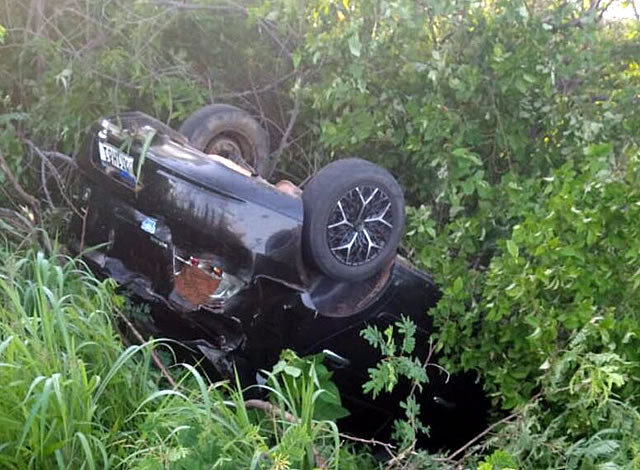 Jovem fica ferido após capotar carro em rodovia na região de Sousa