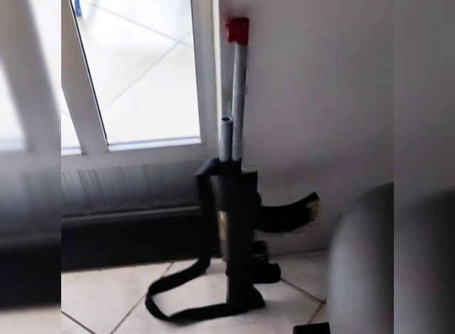 Grupo de jovens é conduzido à delegacia por portar simulacro de fuzil, em São José de Piranhas