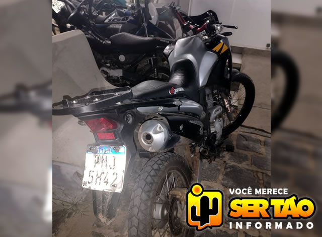 Jovem é conduzido à delegacia após ser flagrado empinando moto, em Sousa
