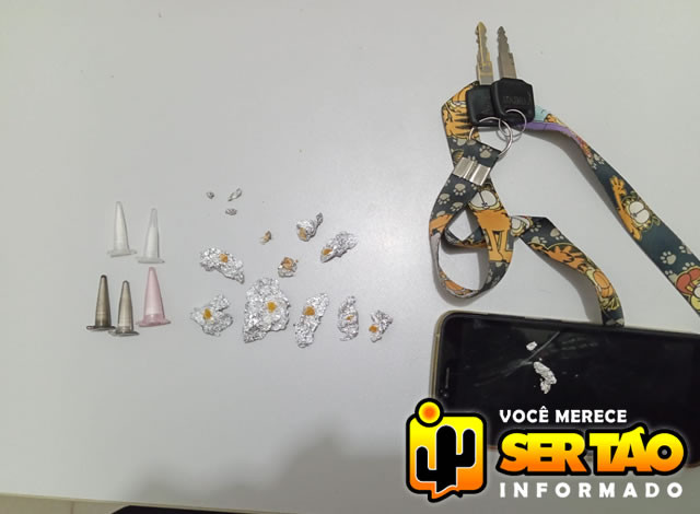 Pai e filho são conduzidos à delegacia após serem flagrados com drogas, em Sousa