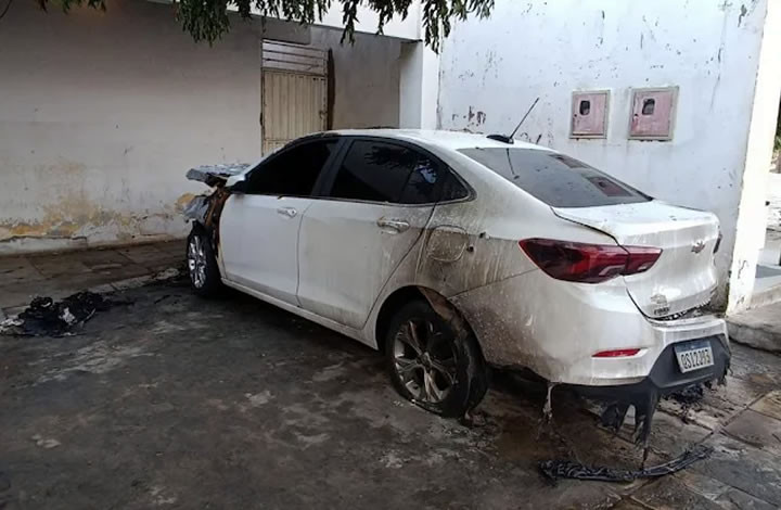 Desconhecidos incendeiam carro de delegado e efetuam tiros contra delegacia em Cajazeiras