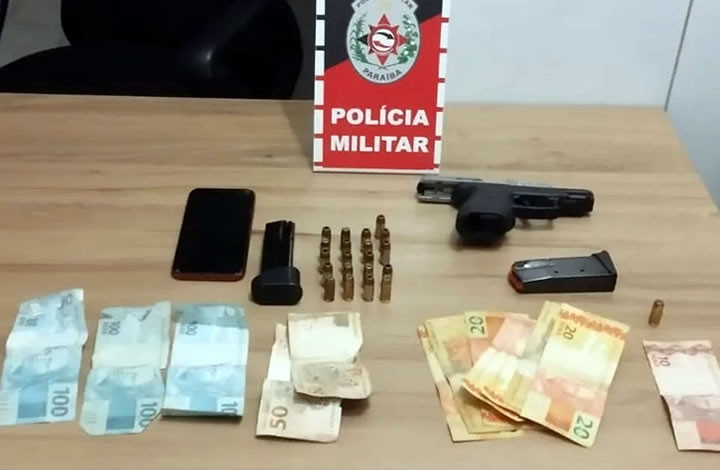 Polícia Militar recupera carro roubado e apreende pistola e munições, em Sousa