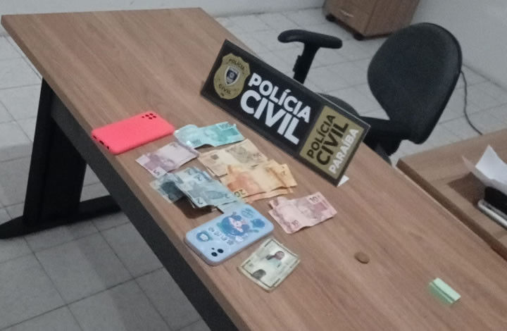 Policiais Civis de Pombal conduzem suspeita de tráfico de drogas à delegacia