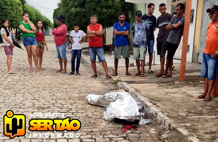 Colisão entre motos deixa homem morto e outro gravemente ferido, em Santa Cruz