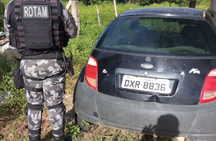 ROTAM recupera carro com restrição de roubo/furto, em Uiraúna