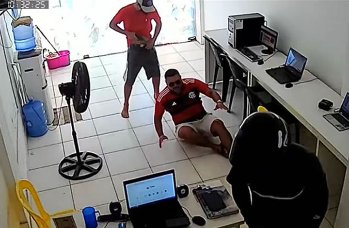 VÍDEO: Dupla armada pratica roubo em casa de apostas na cidade de Sousa