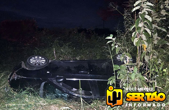 Duas pessoas ficam feridas após carro capotar entre Sousa e São José da Lagoa Tapada