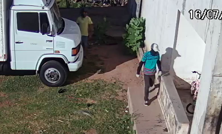 Dupla armada rouba cerca de 17 mil reais e celulares em fábrica de cadeiras na cidade de Sousa