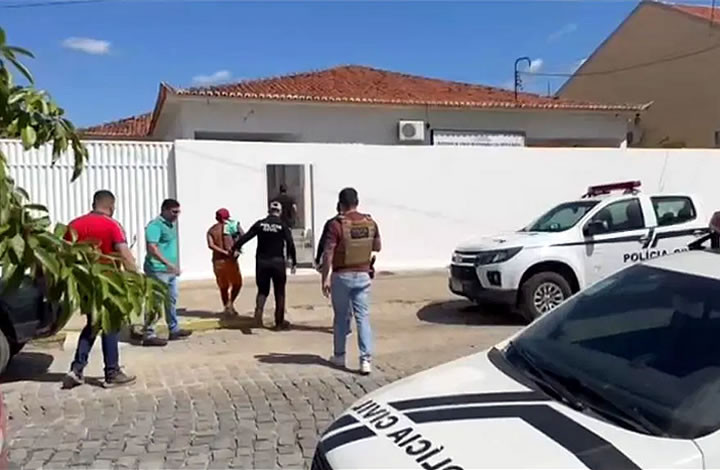 Policiais civis cumprem mandado contra homem pelo crime tráfico de drogas e associação para o tráfico, em Pombal