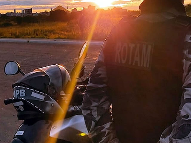 ROTAM apreende pistola após abordagem na cidade de Cajazeiras