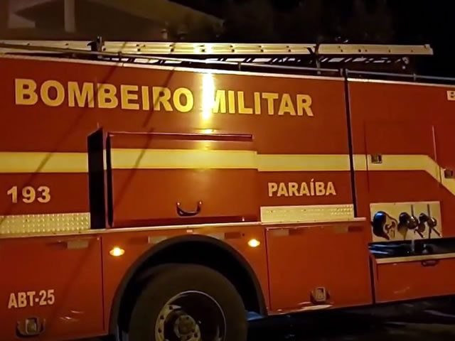 Bombeiros são acionados para conter fogo em residência na cidade de Sousa