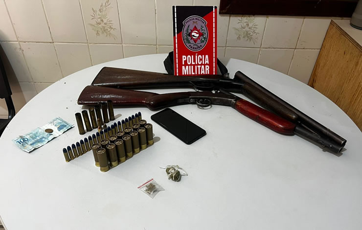 Polícia Militar prende homens e apreende armas de fogo, munições e drogas, em São Bento