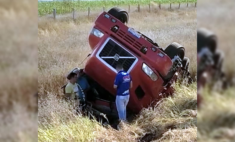 Carreta tomba às margens da BR-230 no município de Sousa