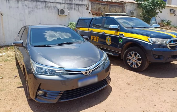 PRF apreende carro furtado com sinais de adulteração no município de Sousa