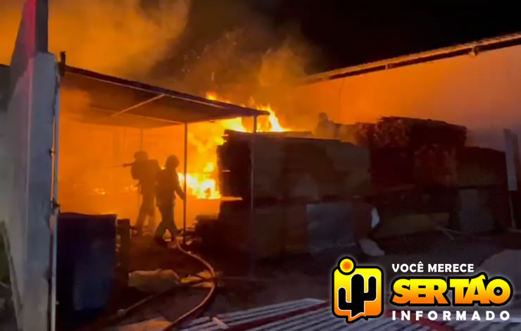 Bombeiros contêm incêndio em depósito de madeiras na cidade de Sousa