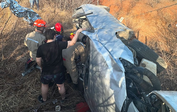 Capotamento deixa cinco pessoas feridas na BR-230, em Marizópolis