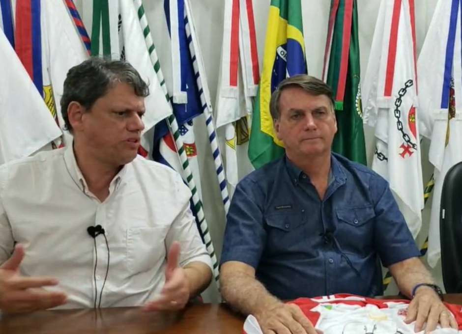 Em live, Bolsonaro afirma que voltou a tomar cloroquina