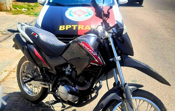 Policiamento de trânsito apreende moto adulterada na cidade de Sousa