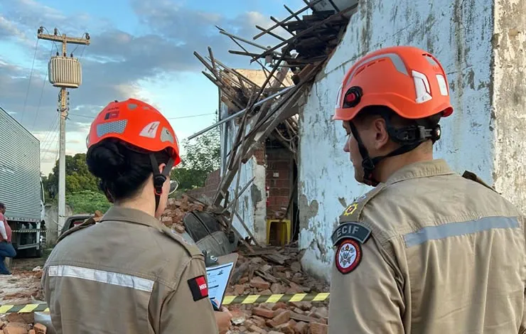 Teto de fábrica desaba e deixa 10 feridos, na cidade de Pombal