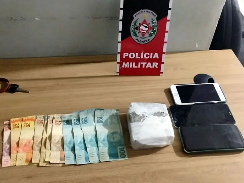 Polícia militar conduz trio à delegacia por tráfico de drogas na cidade de Sousa