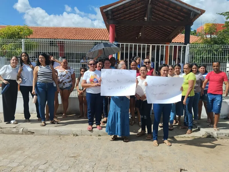 Alunos e professores se reúnem em protesto em frente à Escola Nestorina Abrantes, no Lastro