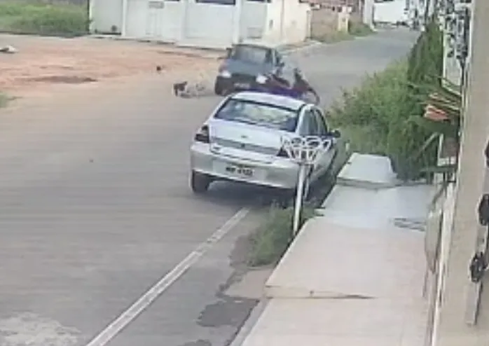 Mulher fica ferida após colisão entre carro e moto na cidade de Sousa